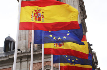 Banderas de España y la Unión Europea en la Plaza de la Villa de Madrid (España). Foto: Contando Estrelas (CC BY-SA 2.0)