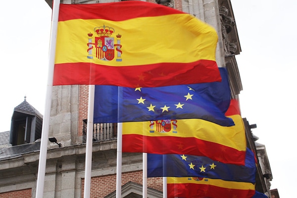 Banderas de España y la Unión Europea en la Plaza de la Villa de Madrid (España). Foto: Contando Estrelas (CC BY-SA 2.0)