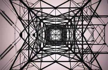 Ciberseguridad en el sector energético. Imagen de una torre eléctrica. Foto: Shane Rounce (@shanerounce)