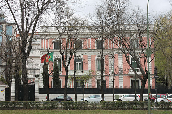 Sede da Embaixada de Portugal em Madrid (Espanha). Foto: Luis García (Zaqarbal) (Wikimedia Commons / CC BY-SA 3.0)