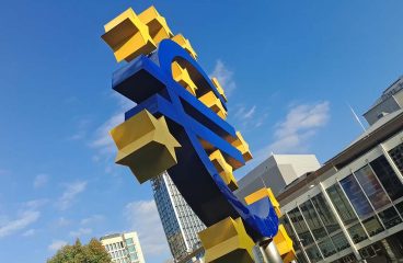 El euro como herramienta de la soberanía económica europea. Símbolo del euro en Frankfurt (Alemania). Foto: Mauro Sbicego (@maurosbicego)