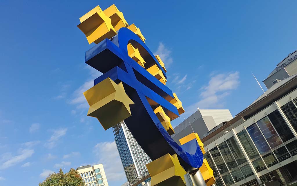 El euro como herramienta de la soberanía económica europea. Símbolo del euro en Frankfurt (Alemania). Foto: Mauro Sbicego (@maurosbicego)