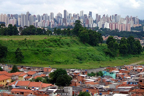 Favela Jaqueline, distrito de Vila Sônia (São Paulo, Brasil). Foto: Dornicke (Wikimedia Commons / Dominio público).