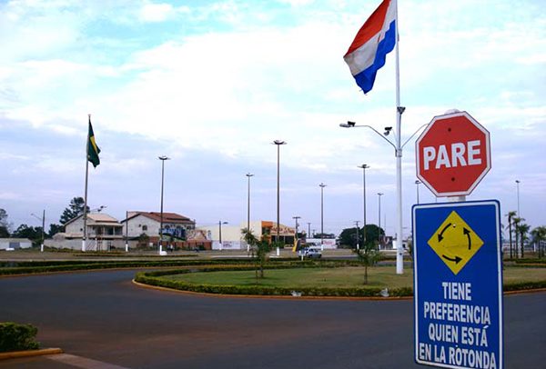 Avenida Internacional, frontera entre Paraguay y Brasil. Ciudad de Pedro Juan Caballero (Paraguay). Foto: A.Aguilera Allexbcn / CC BY-SA 3.0)