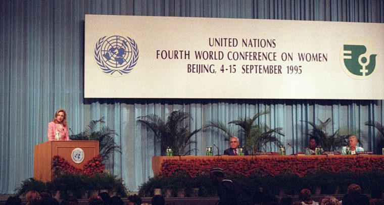El balance sobre igualdad de género “Pekín +25”: la ayuda influye. Hillary Rodham Clinton en la IV Conferencia de Naciones Unidas sobre la Mujer en Pekín (1995). National Archives and Records Administration (Wikimedia Commons / Dominio público)