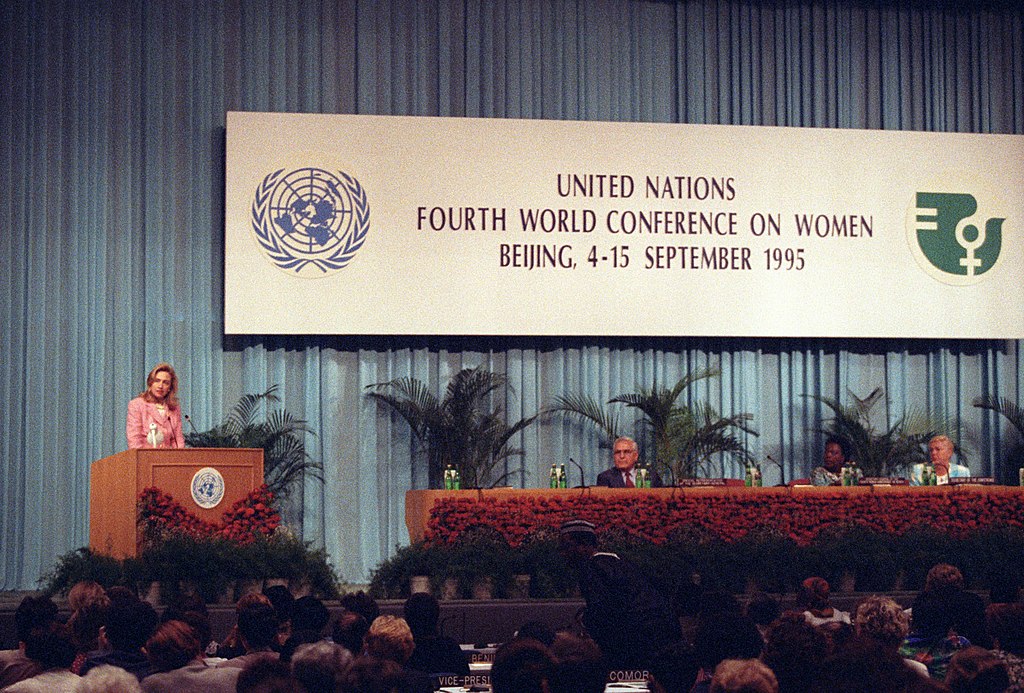 El balance sobre igualdad de género “Pekín +25”: la ayuda influye. Hillary Rodham Clinton en la IV Conferencia de Naciones Unidas sobre la Mujer en Pekín (1995). National Archives and Records Administration (Wikimedia Commons / Dominio público)