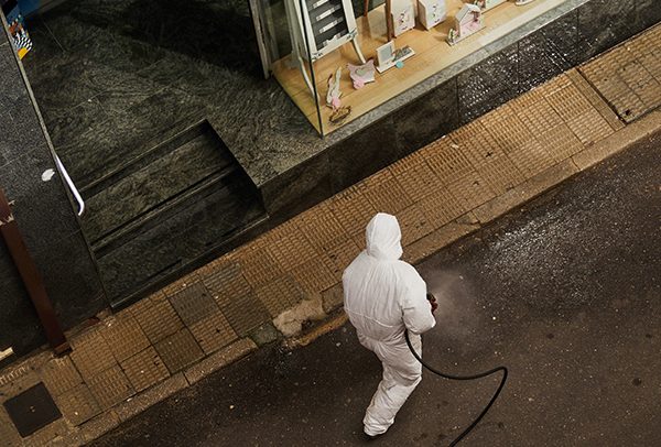Cleaning and disinfection of streets. Photo: Manuel (@manueljota)