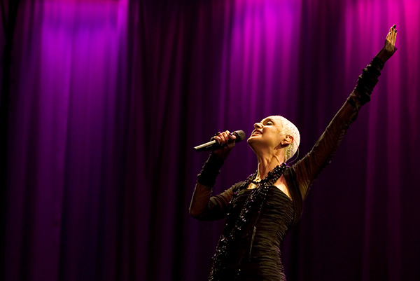 Mariza, cantante portuguesa que ha obtenido éxito en festivales españoles, en un concierto en Lisboa. Foto: José Goulão (CC BY-SA 2.0)