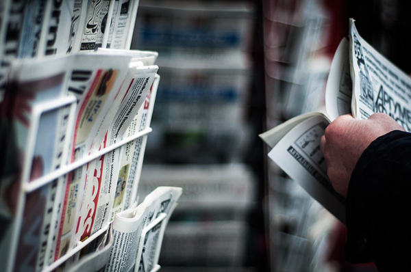 Puesto de periódicos internacionales. Foto: greenzowie (CC BY-NC-ND 2.0)