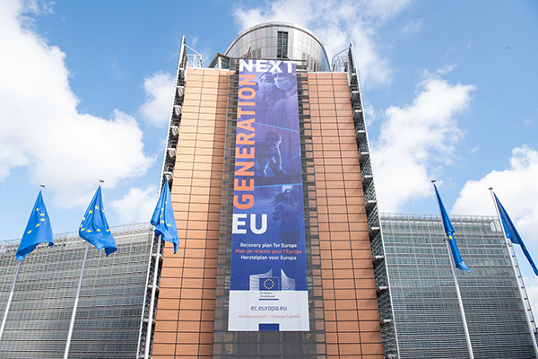 Pancarta del Plan de recuperación para Europa (Next Generation EU) en el edificio Berlaymont, sede la Comisión Europea. Foto: Aurore Martignoni – EC Audiovisual Service / © European Union, 2020
