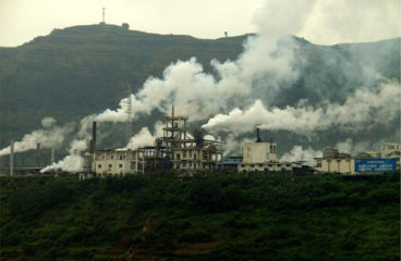 Fábrica en situada junto al río Yangtsé (China)