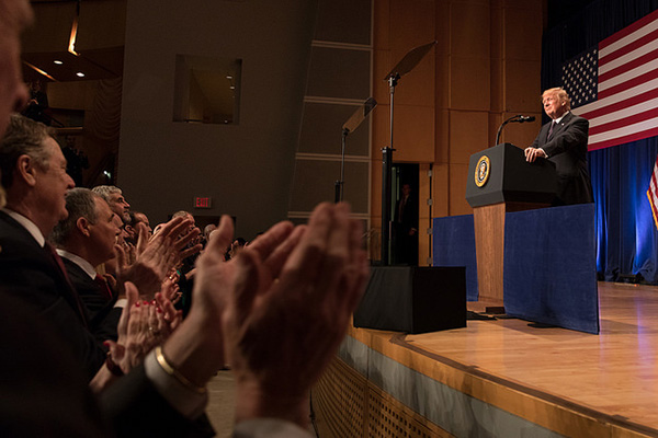 Donald J. Trump durante la presentación de la nueva Estrategia de Seguridad Nacional (ESN) (diciembre de 2017). Foto: The White House (Official White House Photo by D. Myles Cullen) (Dominio público)