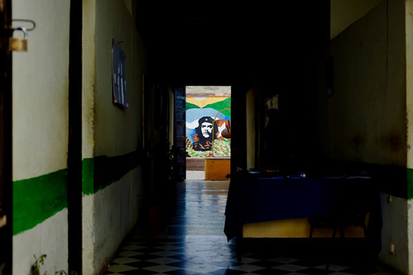 Pasillo de una escuela en Trinidad, Cuba. Foto: Wladislaw Peljuchno (@metawlad)
