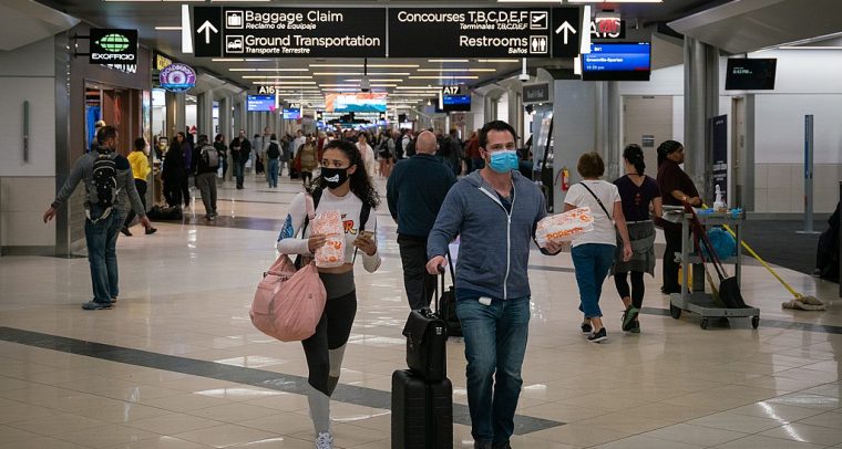 Efectos del COVID-19 en el turismo internacional. Pasajeros con mascarillas en el Aeropuerto Internacional Hartsfield-Jackson de Atlanta. Foto: Chad Davis (Wikimedia Commons / CC BY-SA 2.0). Blog Elcano