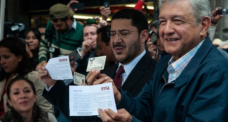 Andrés Manuel López Obrador (AMLO) se afilia a MORENA en el Zócalo (Ciudad de México, 2013). Foto: Eneas De Troya (Wikimedia Commons / CC BY 2.0). Blog Elcano