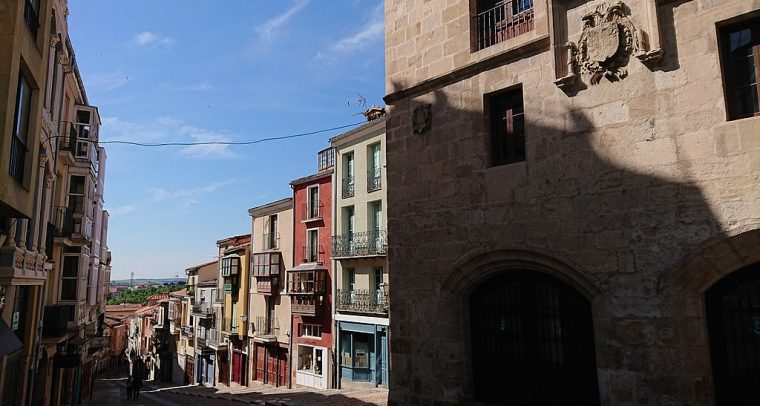 La Europa vacía más allá de los Pirineos. Calle de Balborraz en Zamora (España). Foto: Heparina1985 (trabajo propio) (Wikimedia Commons / CC BY-SA 4.0). Blog Elcano