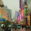 Las clases medias son ya la mitad del mundo. Calle comercial de East Nanjing, Shanghái. Foto: HeroicLife (Wikimedia Commons / CC BY 2.0). Blog Elcano