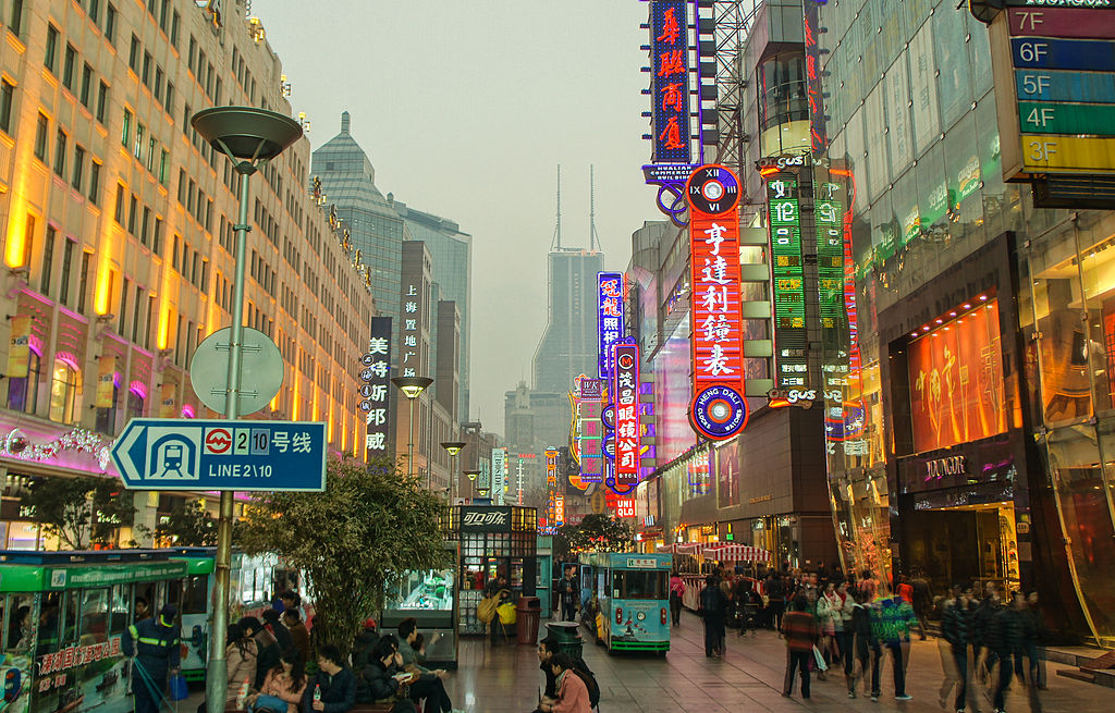 Las clases medias son ya la mitad del mundo. Calle comercial de East Nanjing, Shanghái. Foto: HeroicLife (Wikimedia Commons / CC BY 2.0). Blog Elcano