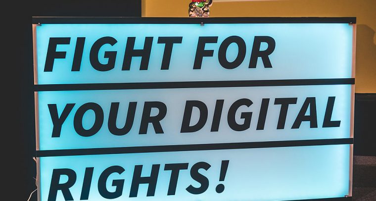 "Lucha por tus derechos digitales". Foto: Jason Krüger. Konferenz "Das ist Netzpolitik!" 2017 (Wikimedia Commons / CC BY-SA CC BY-SA 4.0). Blog Elcano