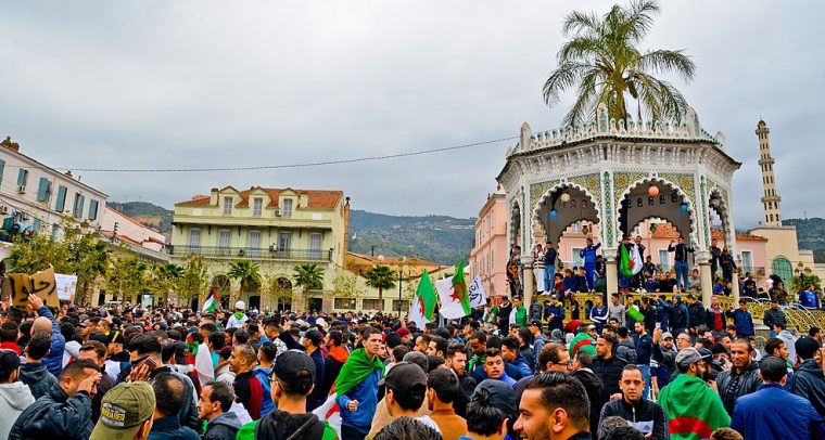 Movilización ciudadana contra la presentación de la candidatura de Abdelaziz Buteflika para un quinto mandato en Argelia. Foto: Fethi Hamlati (Wikimedia Commons / CC BY-SA 4.0).