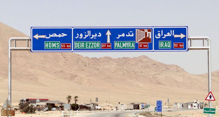 Señal de tráfico en Siria que indica direcciones para Homs, Palmira e Irak. Foto: Bernard Gagnon (Wikimedia Commons / CC BY-SA 3.0). Blog Elcano