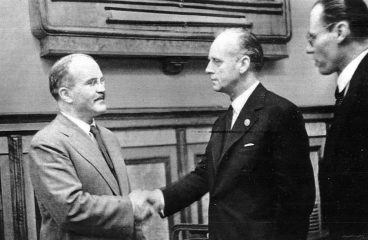 Viacheslav Molotov (left) and Joachim von Ribbentrop (right) after the signing of the Treaty of Friendship between the Soviet Union and Germany (28 September 1939). A month before they signed the Molotov-Ribbentrop pact. Photo: фонд ЦГАКФД (Wikimedia Commons / Public domain)
