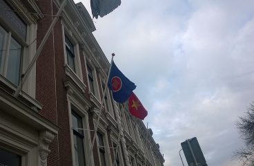 Banderas de ASEAN y Vietnam en la embajada vietnamita en La Haya (Países Bajos). Foto: Gijs Bolmeijer (Wikimedia Commons / CC BY-SA 4.0). Blog Elcano