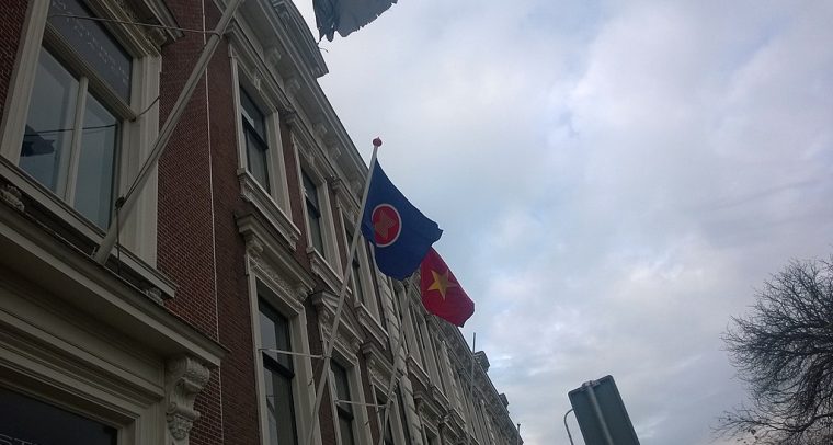 Banderas de ASEAN y Vietnam en la embajada vietnamita en La Haya (Países Bajos). Foto: Gijs Bolmeijer (Wikimedia Commons / CC BY-SA 4.0). Blog Elcano