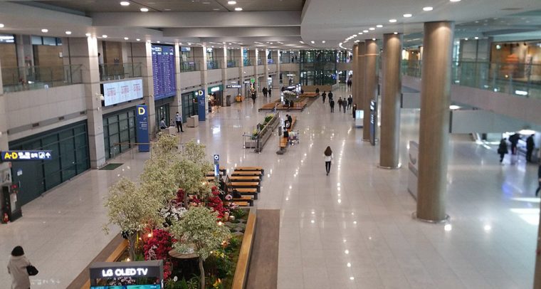 Sala de llegadas del Aeropuerto Internacional de Incheon (Corea del Sur) durante la crisis del coronavirus (6/3/2020). Foto: Bonnielou2013 (Wikimedia Commons / CC BY-SA 4.0). Blog Elcano