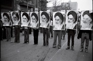 Una fila de hombres sostienen la imágen del ayatolá Jomeini durante una manifestación en Irán (1978). Fotografía escaneada, autor desconocido (Wikimedia Commons / Dominio público). Blog Elcano