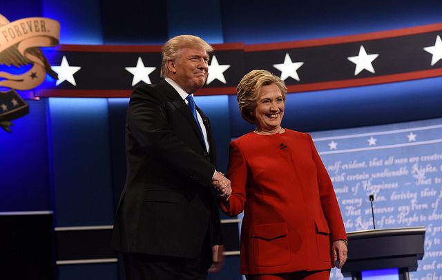 Hillary Clinton y Donald Trump en el primer debate presidencial de las Elecciones EEUU 2016. Foto: Barbara Kinney para Hillary for America / Flickr (CC BY-NC-SA 2.0). Blog Elcano