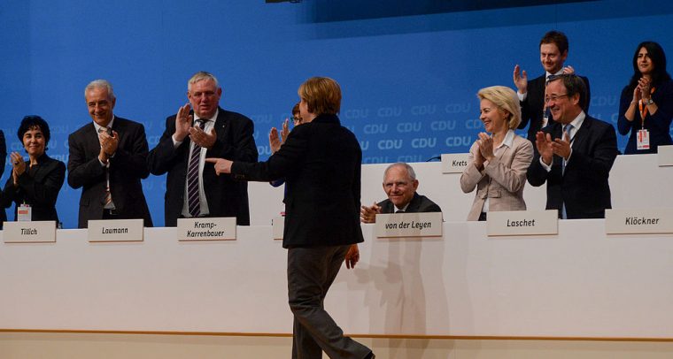 Angela Merkel sube al podio, aplaudida por Ursula von der Leyen y Armin Laschet (entre otros), en la conferencia federal de la CDU en Karlsruhe (2015). Foto: Olaf Kosinsky (Wikimedia Commons / CC BY-SA 3.0). Blog Elcano