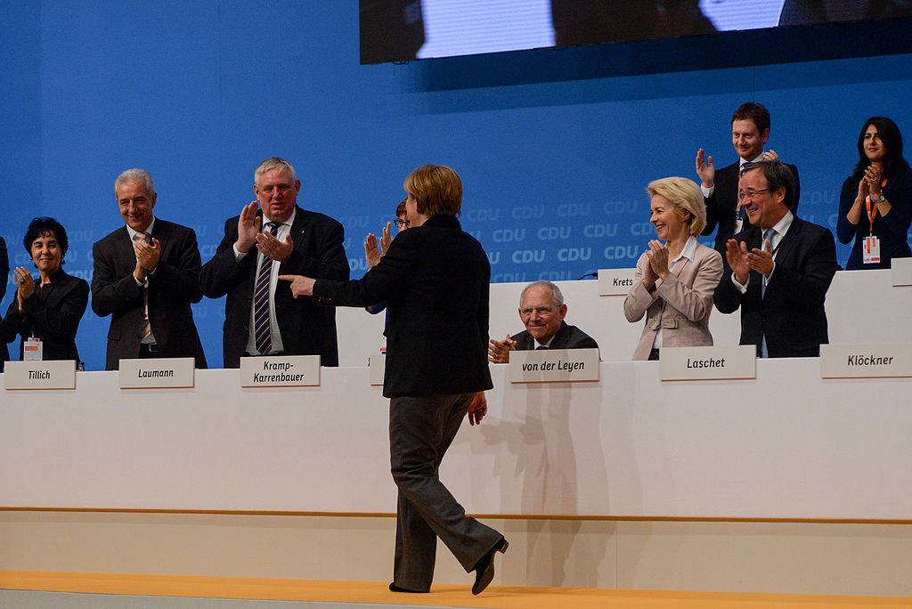 Angela Merkel sube al podio, aplaudida por Ursula von der Leyen y Armin Laschet (entre otros), en la conferencia federal de la CDU en Karlsruhe (2015). Foto: Olaf Kosinsky (Wikimedia Commons / CC BY-SA 3.0). Blog Elcano