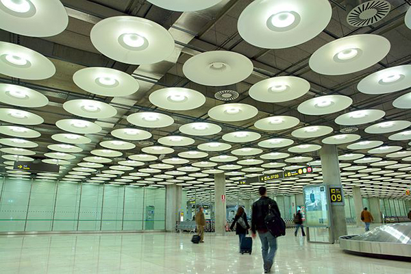 Interior de la Terminal 4 (T4) del aeropuerto de Madrid-Barajas. Foto: Thomas Stellmach from Rotterdam (Netherlands) (Wikimedia Commons/CC BY-SA 2.0)