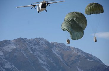 US Army soldiers conduct a test of a delivery system from the military contractor Blackwater (now Academi) near Kabul, Afghanistan, in 2007. Photo: soldiersmediacenter (afghanistan) (CC BY 2.0). Elcano Blog