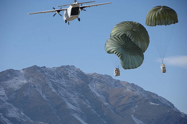 US Army soldiers conduct a test of a delivery system from the military contractor Blackwater (now Academi) near Kabul, Afghanistan, in 2007. Photo: soldiersmediacenter (afghanistan) (CC BY 2.0). Elcano Blog