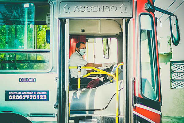 Transporte público en Argentina durante la cuarentena (27/3/2020). Foto: TitiNicola (Wikimedia Commons / CC BY-SA 4.0)