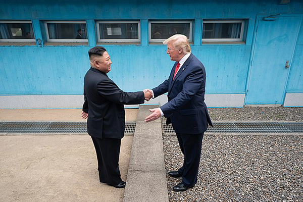 Donald J. Trump and Kim Jong-un meet at the Korean Demilitarized Zone (30/6/2019). Photo: Official White House Photo by Shealah Craighead (Public domain)