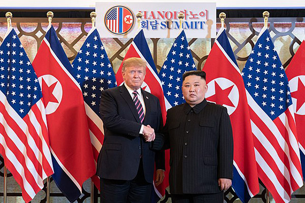 Donald J. Trump and Kim Jong-un at the Sofitel Legend Metropole hotel in Hanoi, for their second summit meeting (27/2/2019). Photo: Official White House Photo by Shealah Craighead (Wikimedia Commons / Public domain).