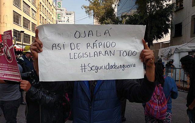 Protestas contra Ley de Seguridad Interior ante el Senado de la República en México (diciembre de 2017). Foto: ProtoplasmaKid (trabajo propio) vía Wikimedia Commons (CC BY-SA 4.0). Blog Elcano
