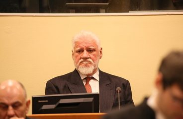 El bel morir de Slobodan Praljak. Foto: UN International Criminal Tribunal for the former Yugoslavia (CC BY 2.0) vía Wikimedia Commons.