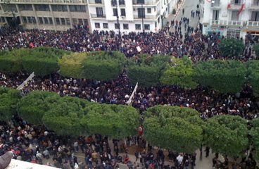 Manifestación en la Avenida Habib Bourguiba en el centro de Túnez realizada el 14 de enero de 2011, horas antes que el entonces presidente Zine El Abdine Ben Ali huyera del país. Foto: VOA Photo/L. Bryant - VOA: Tunisia Unrest, slideshow. Licencia bajo Dominio Público vía Wikimedia Commons. Blog Elcano