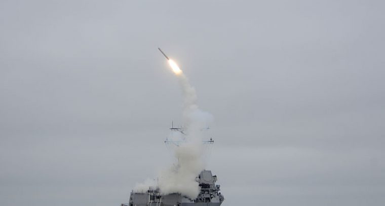 Lanzamiento de un misil Tomahawk, como los utilizados anoche por EEUU, en una foto de archivo. Foto: US Navy / Wikimedia Commons (CC BY-SA 3.0)
