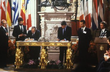 Signing of the Accession Treaty of Spain (1985) / Photo: European Commission