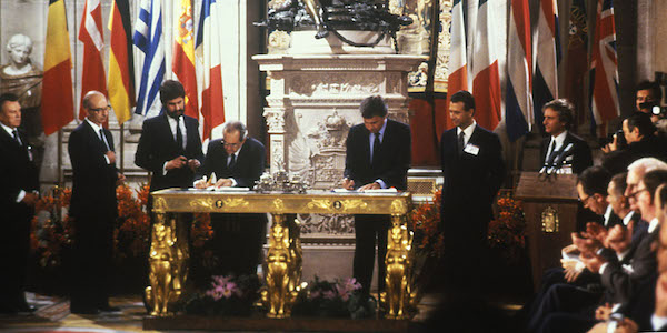 Firma del Acta de Adhesión de España a las Comunidades Europeas (1985) / Foto: Comisión Europea. Blog Elcano