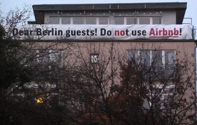 Economía colaborativa, ¿altruismo o negocio? Protesta contra Airbnb en Berlín. Foto: screenpunk / Flickr (CC BY-NC 2.0). Blog Elcano