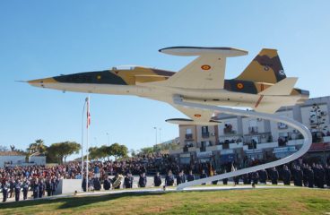 Monumento con un avión F.5 en la localidad de Morón de la Frontera. Foto: Ejército del Aire - Ministerio de Defensa de España. Blog Elcano