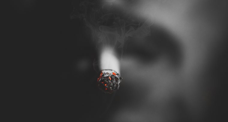 Fumar te hará libre. Hombre con un cigarrillo encendido. Foto: Alfaz Sayed / Unsplash.