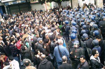 Argelinos desafían la prohibición de manifestarse en Argel en 2011. Foto: Magharebia / Wikimedia Commons (CC BY 2.0)