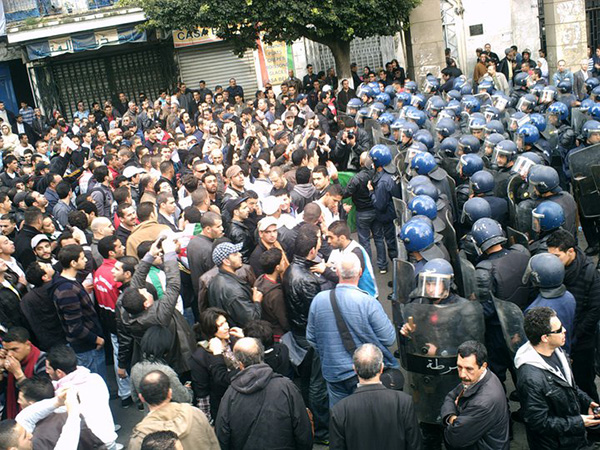 Argelinos desafían la prohibición de manifestarse en Argel en 2011. Foto: Magharebia / Wikimedia Commons (CC BY 2.0)